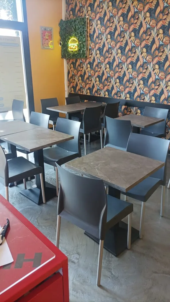 Hungry Dogs - Fresh Burgers restaurant in Savarna-Conventello