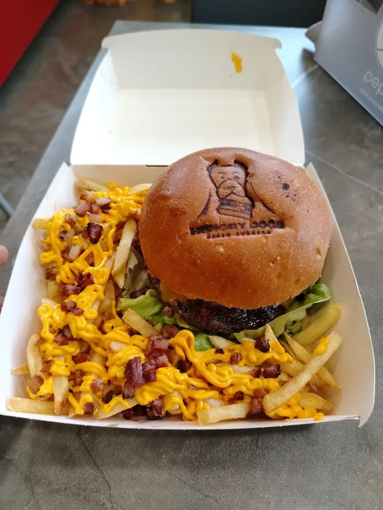 Hungry Dogs - Fresh Burgers_Savarna-Conventello_slider_image_3