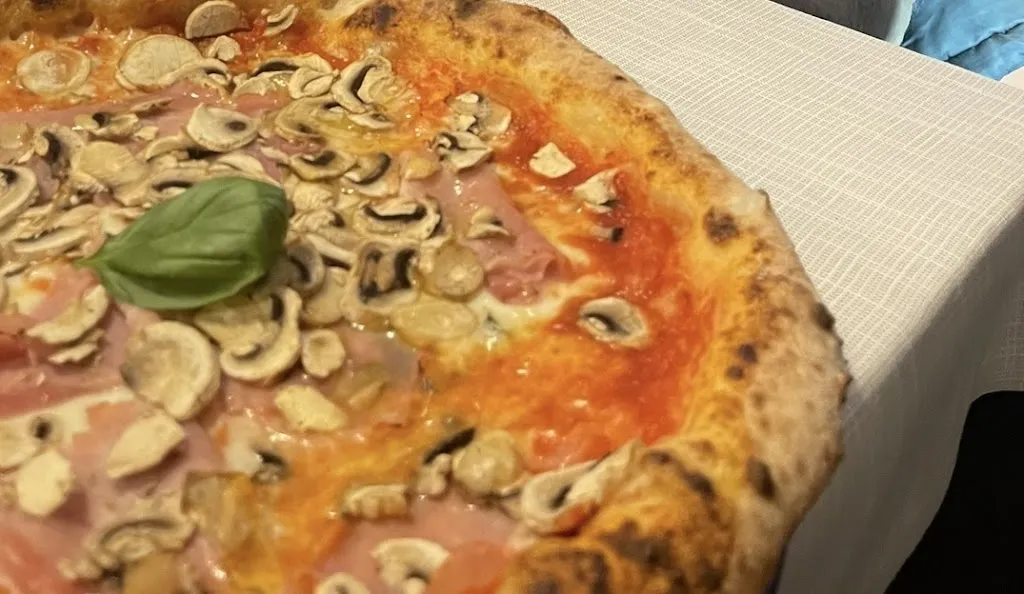 Celeste Flores_Vicolo 16 risto-pizzeria_Aviano_review