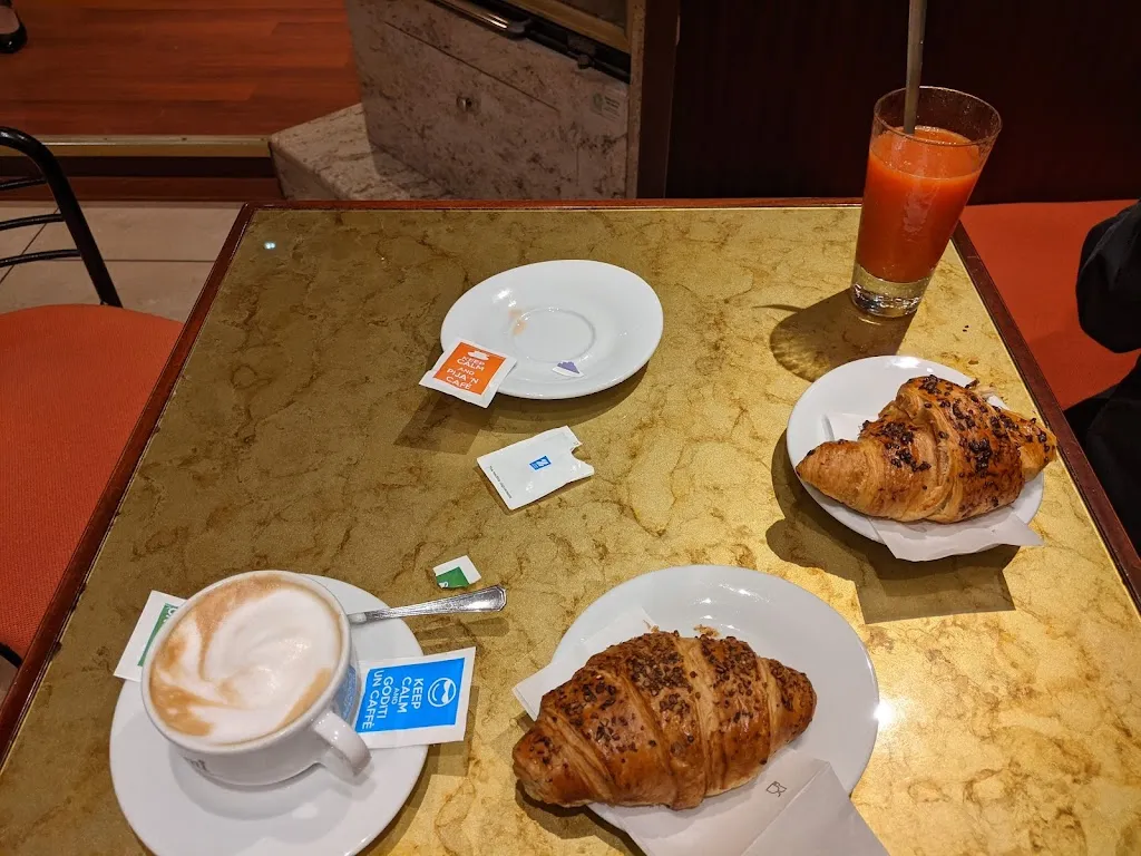 Holly Deering_Caffe 'Gelateria Central Muin Maria Grazia_Aviano_recensione