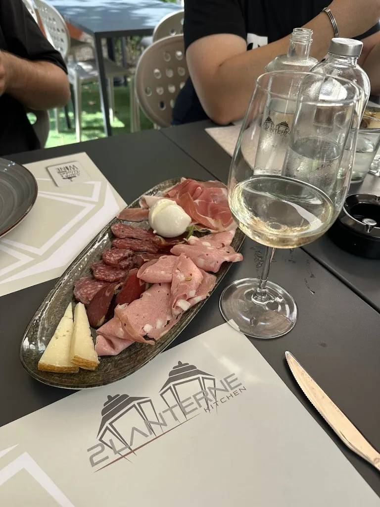 Gianluca La licata_2 lanterne kitchen_Avezzano_review