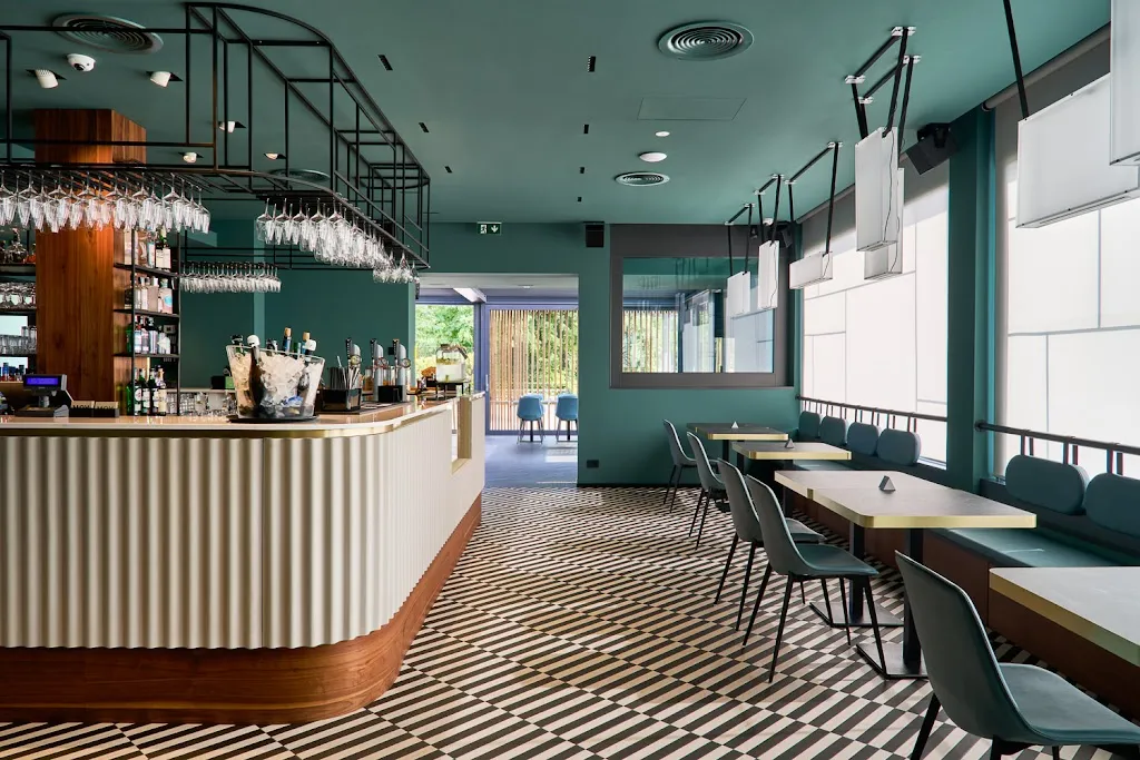 Mov bistrot restaurant in Cavolano-Schiavoi