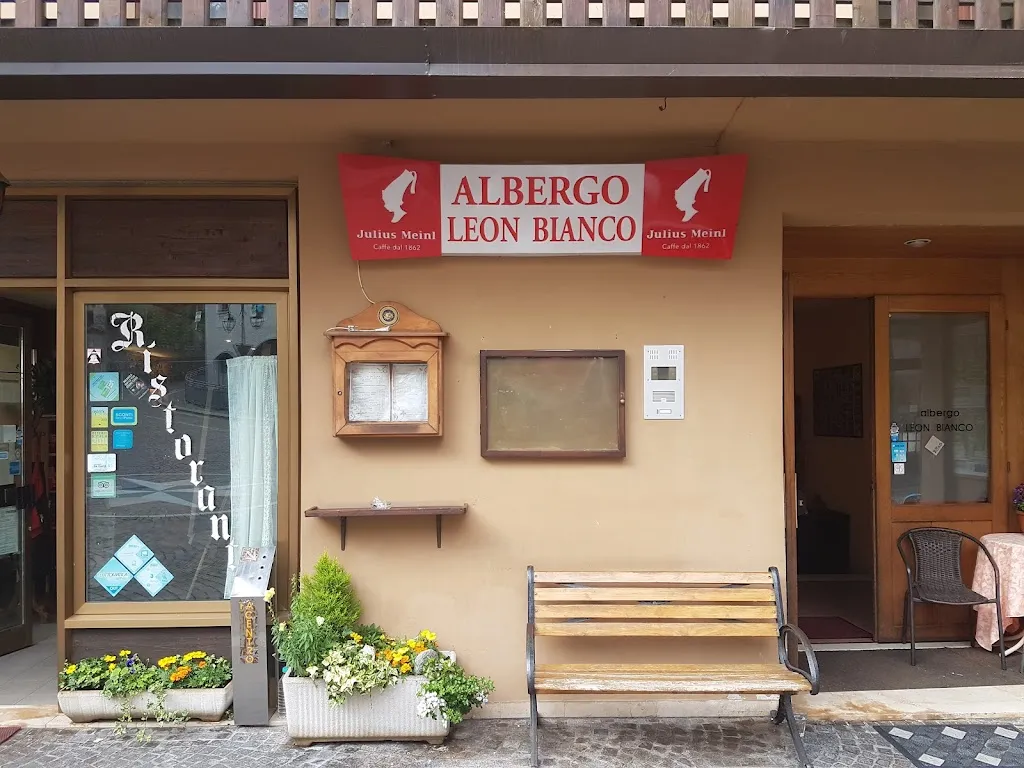 Albergo Ristorante Bar Leon Bianco restaurant in Moggio di Sotto