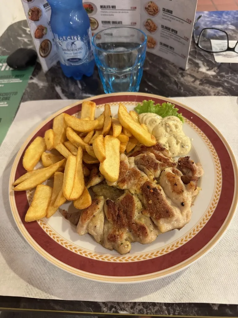 Alex Capponi_Kafana_Martignacco_review