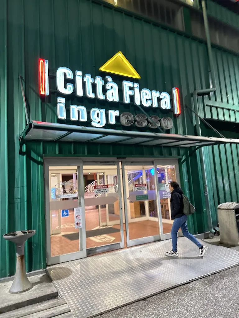 Byron Khan_Città Fiera_Martignacco_Bewertung