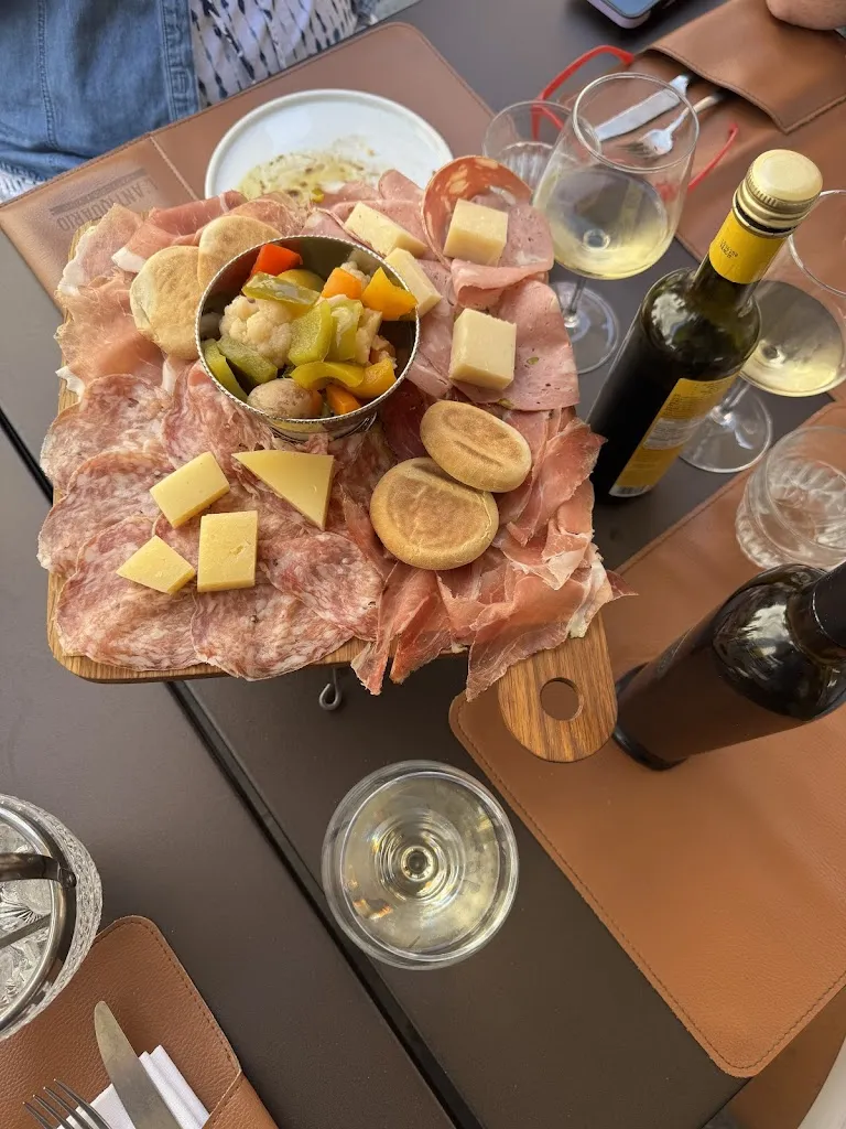 Brandi Phillips_L’antiquario_Provincia di Trieste_review