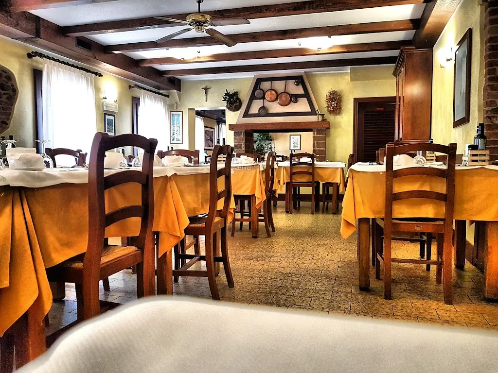 Trattoria Ponte Paoletti restaurant in Rosa