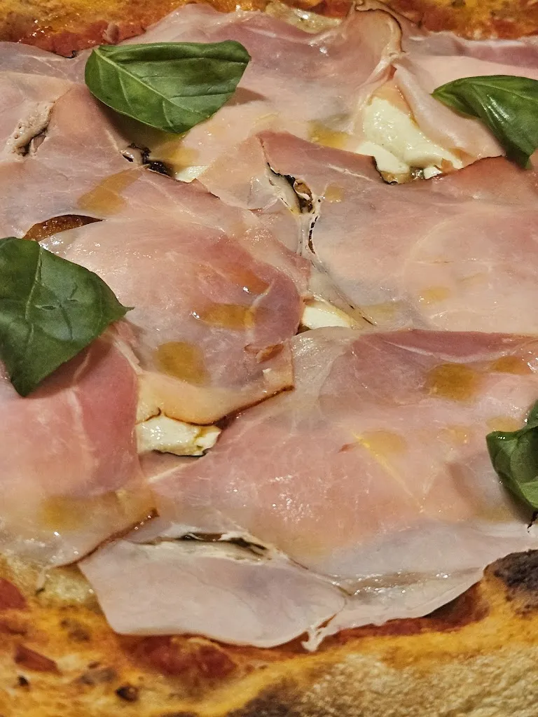 Nicole Bisinella_Pizzeria Vince_Rosa_review
