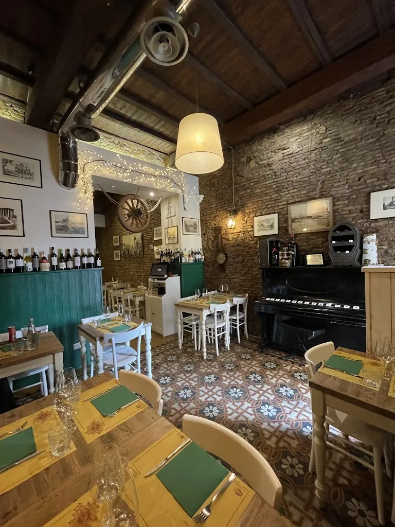 Trattoria Pizzeria Il Girasole restaurant in Rosa