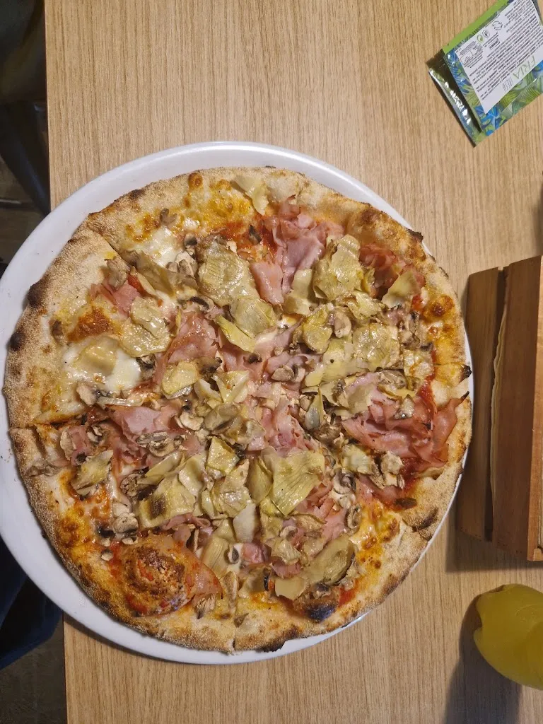 Sasha Calinescu_Pizzeria Da Giova_Santa Maria la Longa_review