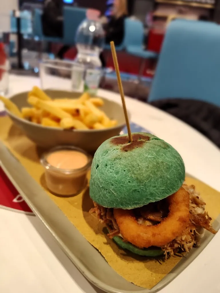 Bernardo Vassallo_UFO Unusual Fastfood_Villesse_review