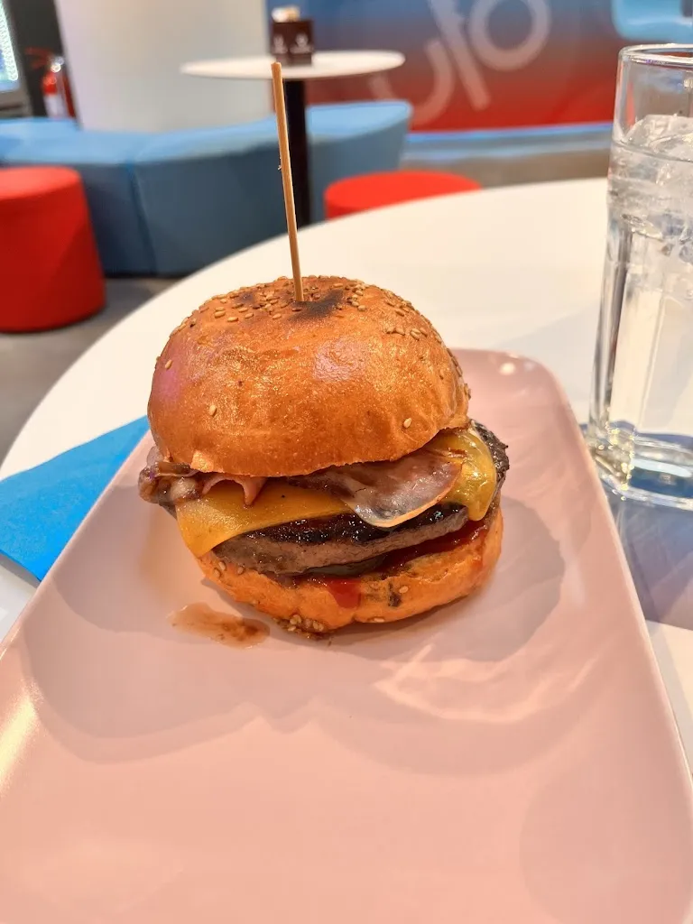 Ivan Lio_UFO Unusual Fastfood_Villesse_review