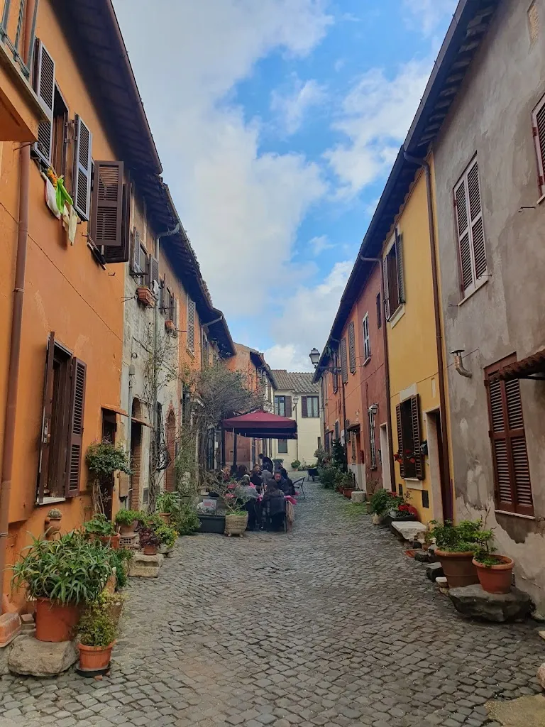 Donna Hughes_Arianna al Borghetto_Acilia-Castel Fusano-Ostia Antica_review