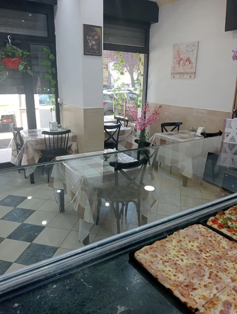 Pizzeria Fantasia restaurant in Albuccione