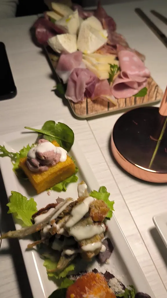 Momo Restaurant, Pinsa & Show_Aprilia_slider_image_2