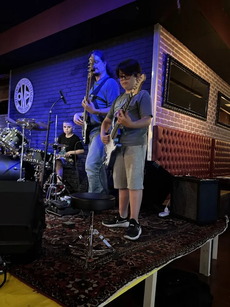 Fabrizio Russo_Officine Motociclistiche Apriliane Live Music Pub_Aprilia_review