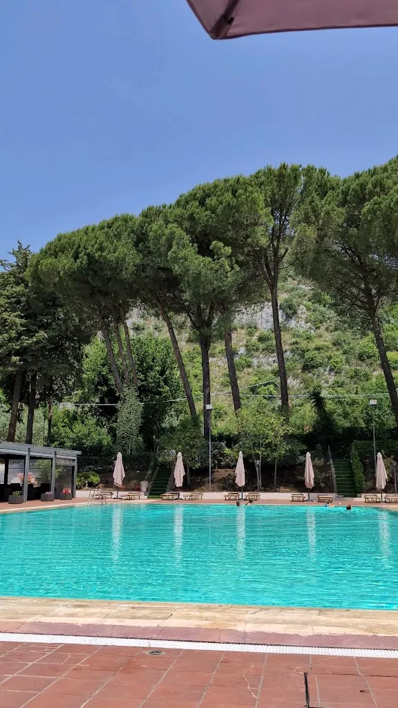 Lauren Hubbard_Coop. Soc. e Sport. “PISCINA 404”_Arpino_recensione