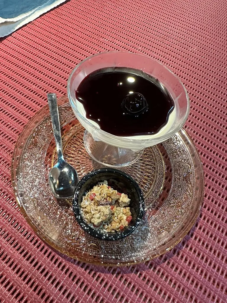 Emanuela Morelli_MAY FLOWER risto pub_Borgo Sabotino-Foce Verde_review