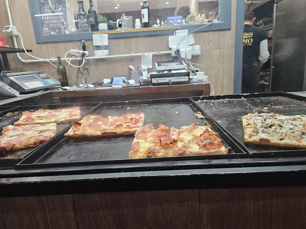 Momo Pizzeria restaurant in Borgo Lotti