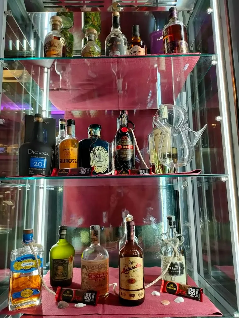 Momar restaurant in Campo Jemini