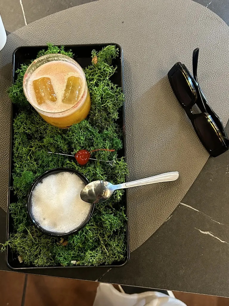 Gayni Nauryzgalieva_Versus Lounge Bar_Bracciano_review