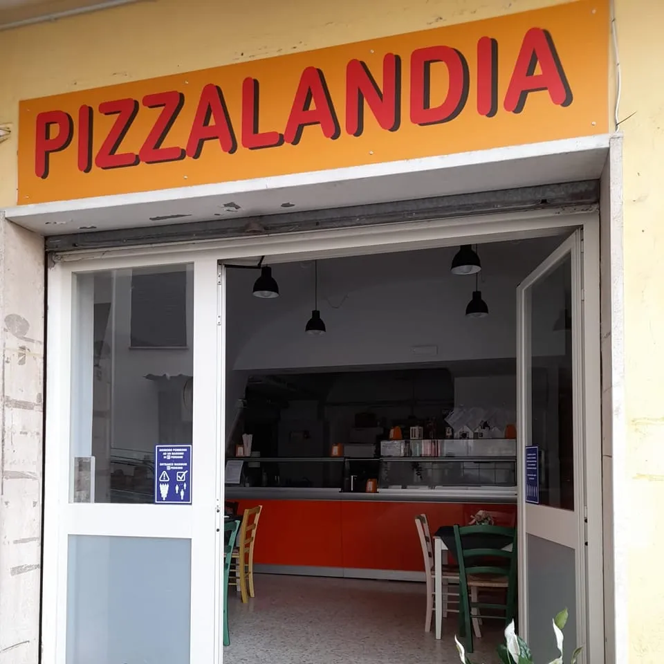 Pizzalandia restaurant in Castel Chiodato