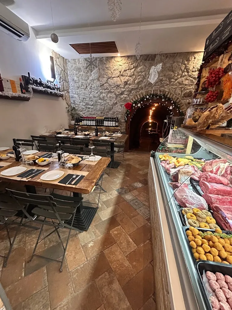 Aperi-Macelleria Tocci_Castel Chiodato_slider_image_1