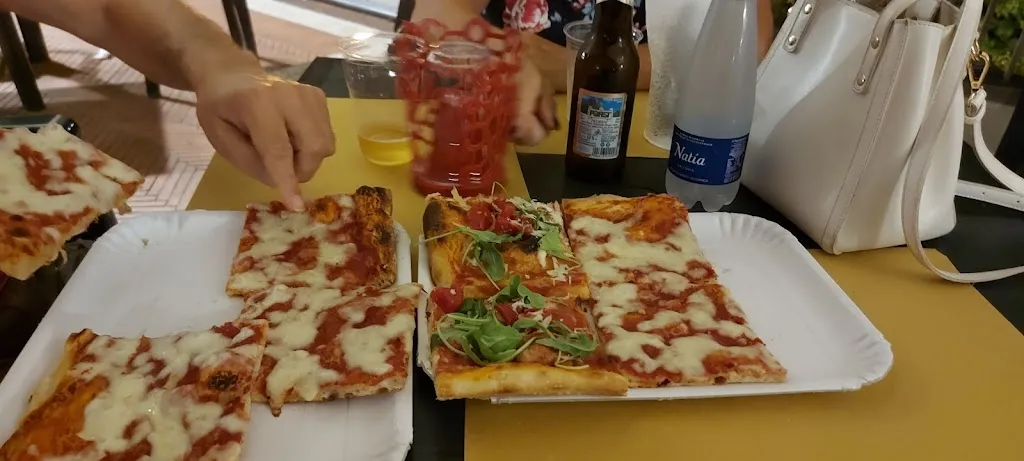 Pizzeria On The Road restaurant in Castelforte