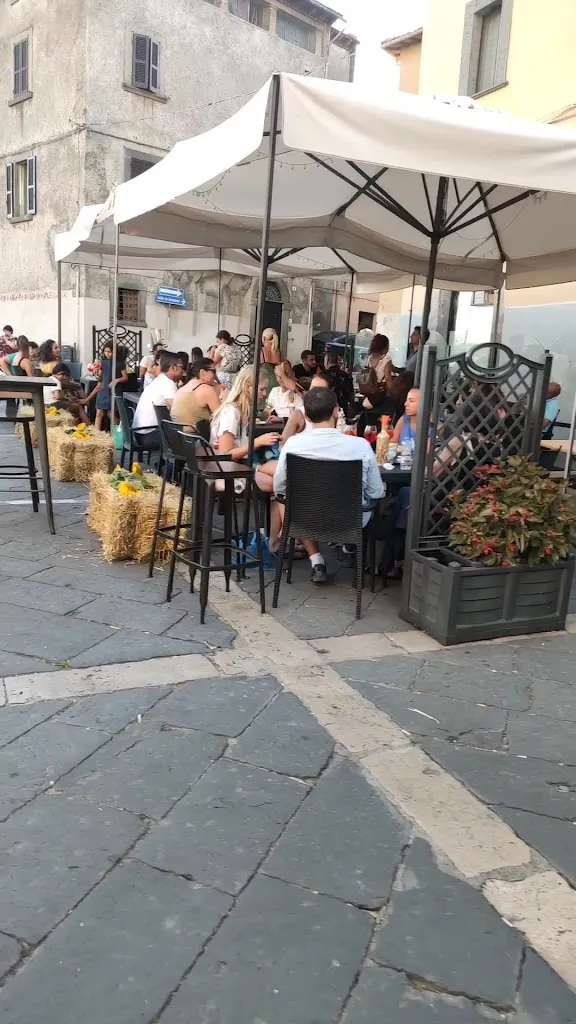 Roberto M_In Piazza_Castiglione in Teverina_review