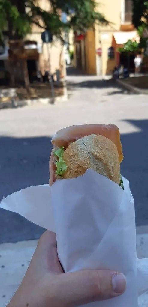 Natália Čurná_Morsi Di Gusto Panino a km nome e cognome_Sulmona_review
