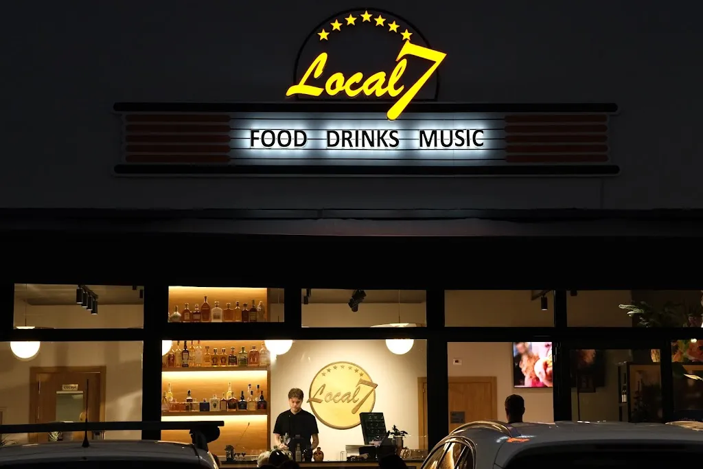 LOCAL 7 FOOD DRINKS MUSIC restaurant in Cisterna di Latina