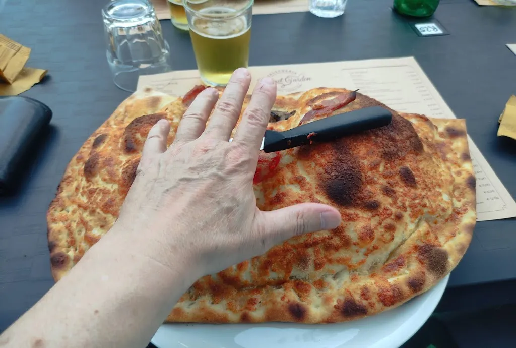 Attila Böhm_Calzoneria Planet Garden_Ferentino_review