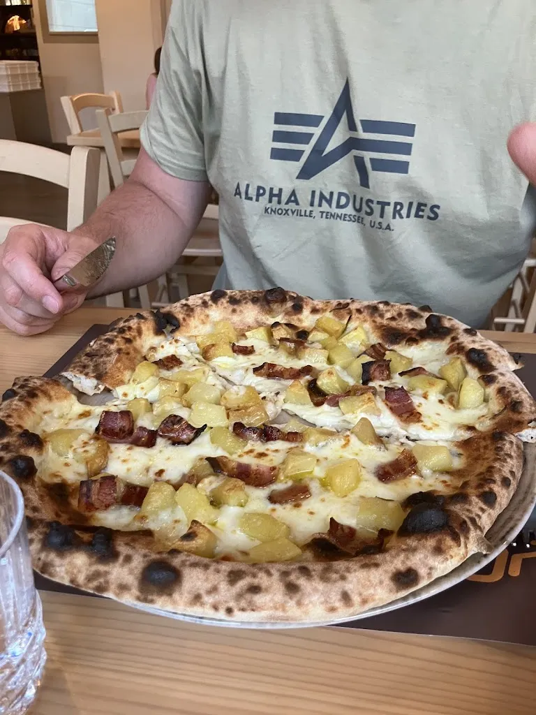 Michaela Langmajerová_Plug Bistrot_Fondi_review