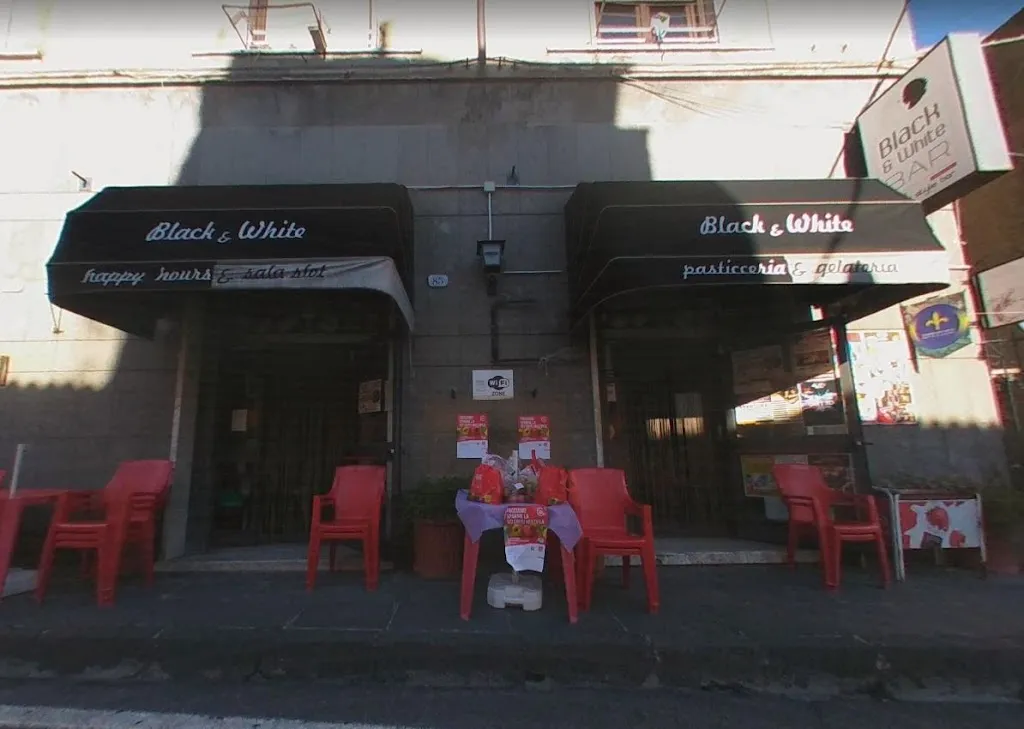 Black & White restaurant in Grotte di Castro
