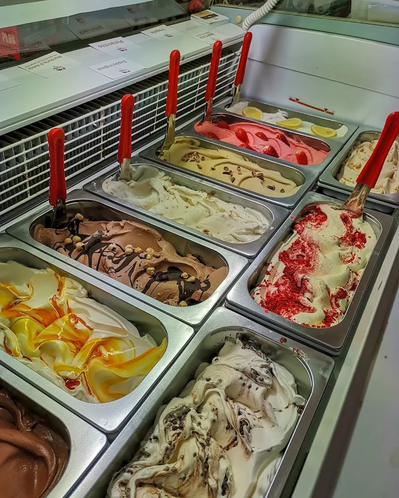 Black & White_Grotte di Castro_slider_image_3