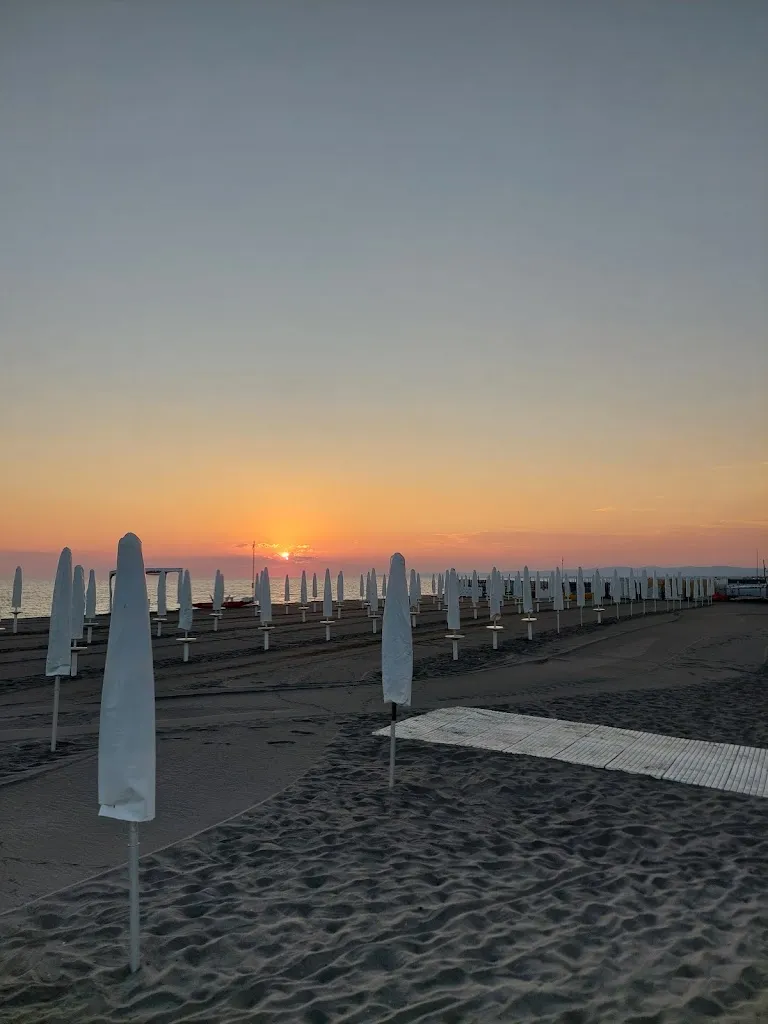 Steven J. K._Gilda on the Beach_Fregene_review