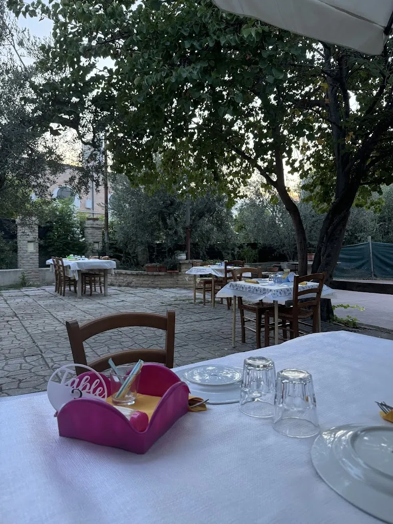 Trattoria La Quercia restaurant in Villa Caldari