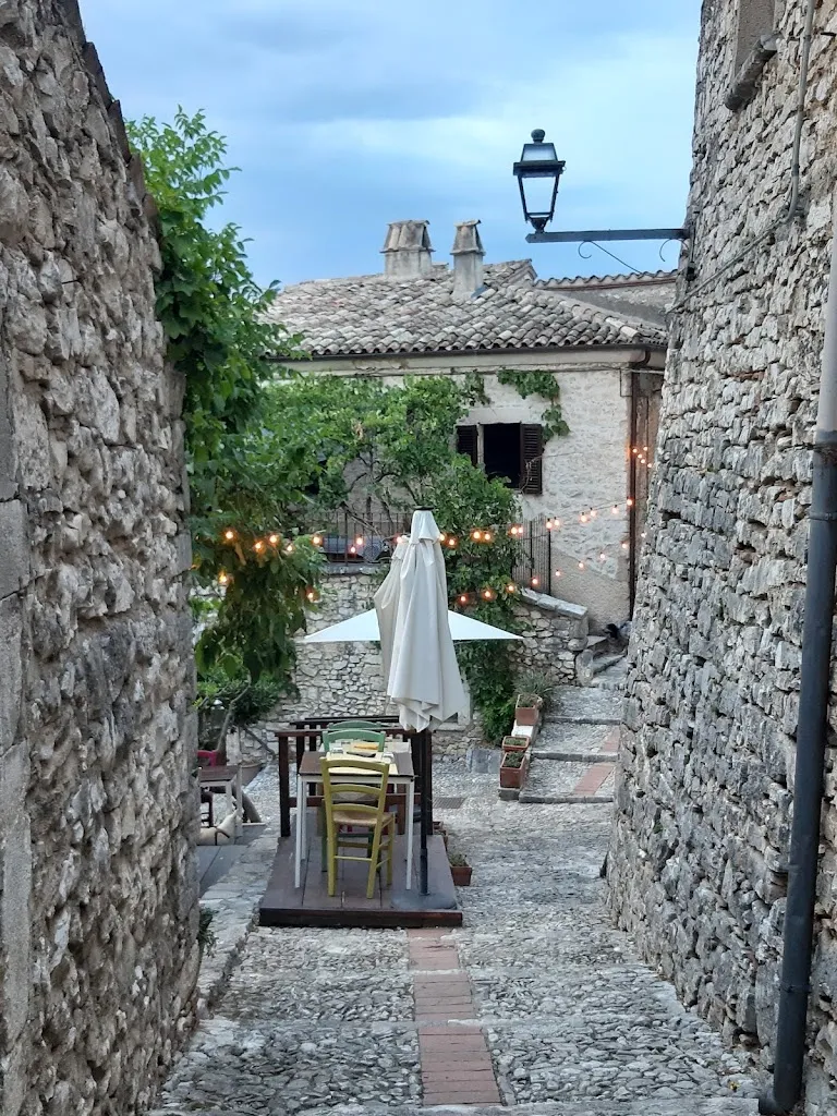 Maddalena Tibertelli de Pisis_Le Cantine di Tullio_Labro_review