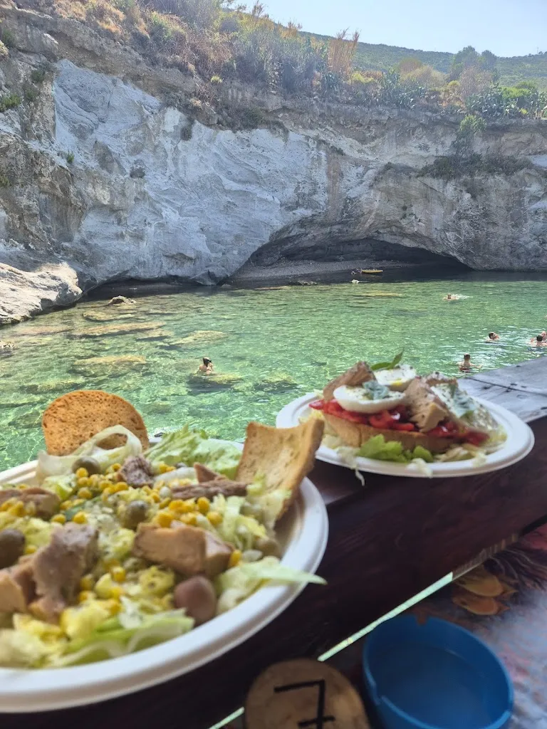 Bar Nautilus restaurant in Le Forna