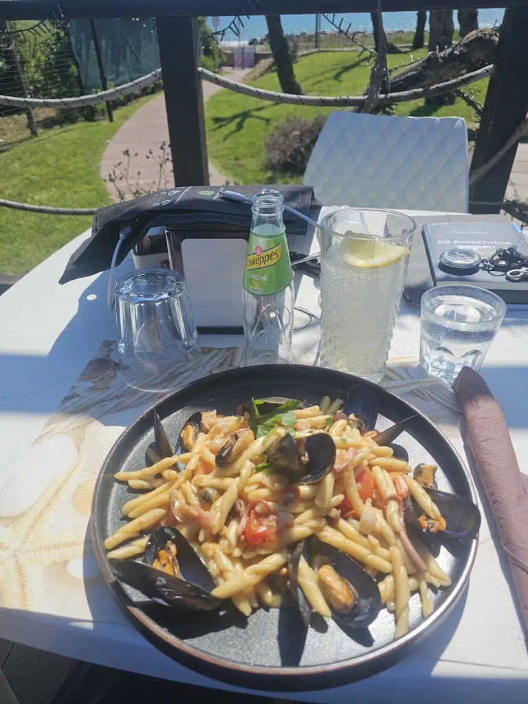 Harry Dierstein_Chalet al mare_Marina San Nicola_review