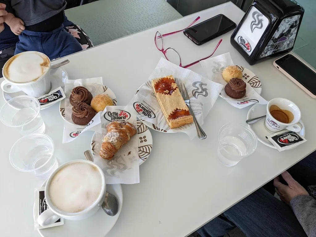 Deidre Jones_Just Smile and Wave_Minturno_review