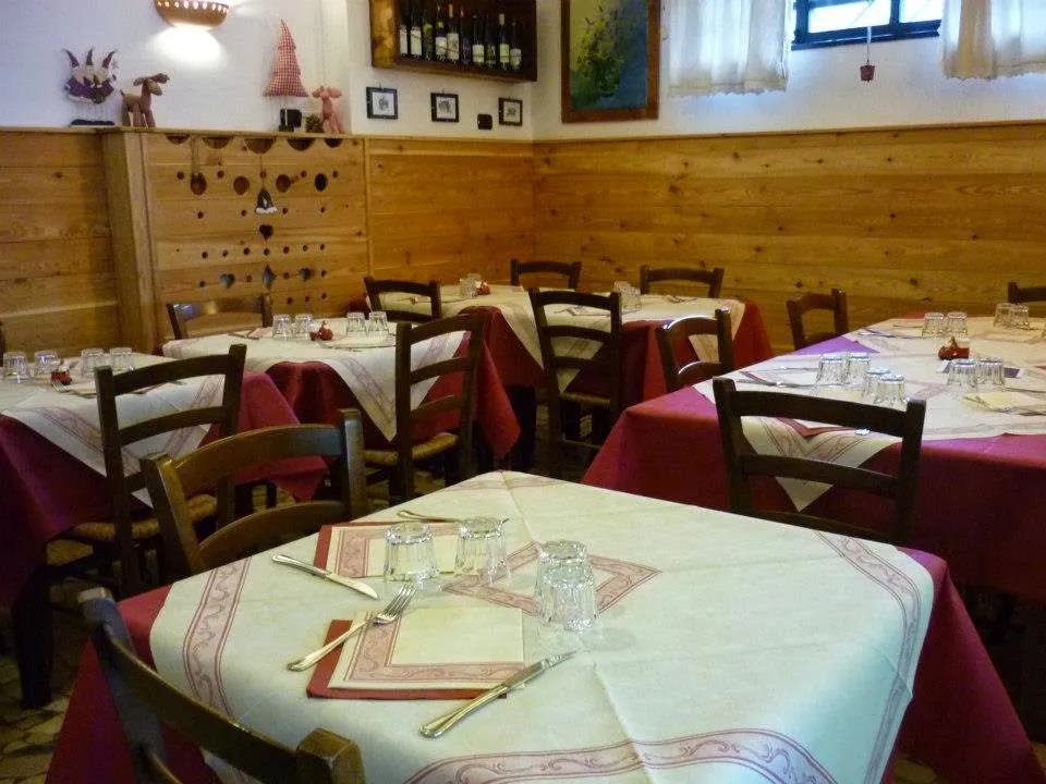 Trattoria Bar Rouge et Noir restaurant in Arnad