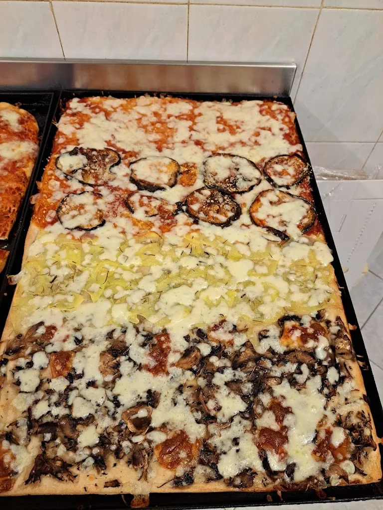 La piazzetta pizzeria rosticceria paninoteca restaurant in Pontecorvo