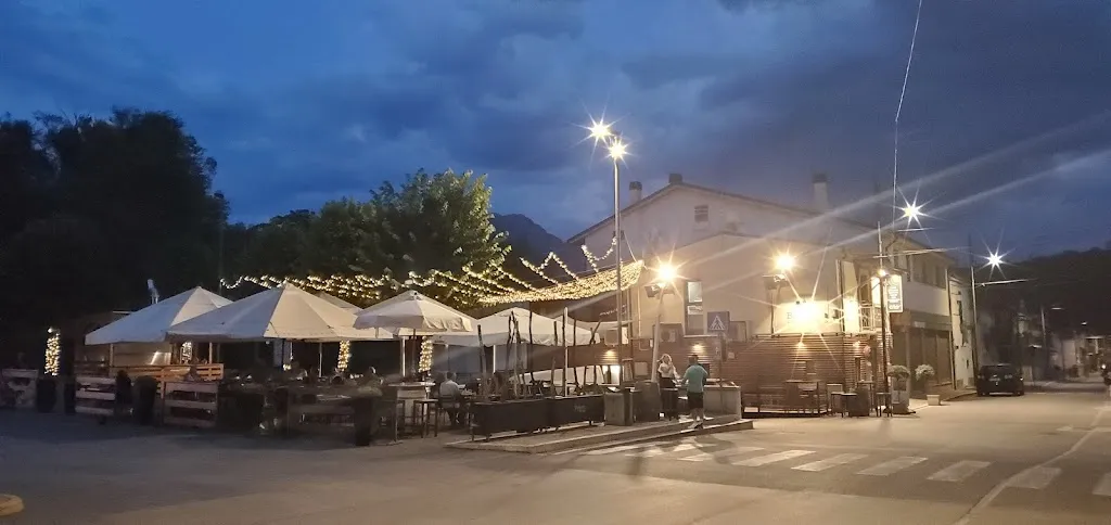 Jon Gudorf_Barrett Cafe' & Restaurant_Bussi sul Tirino_review