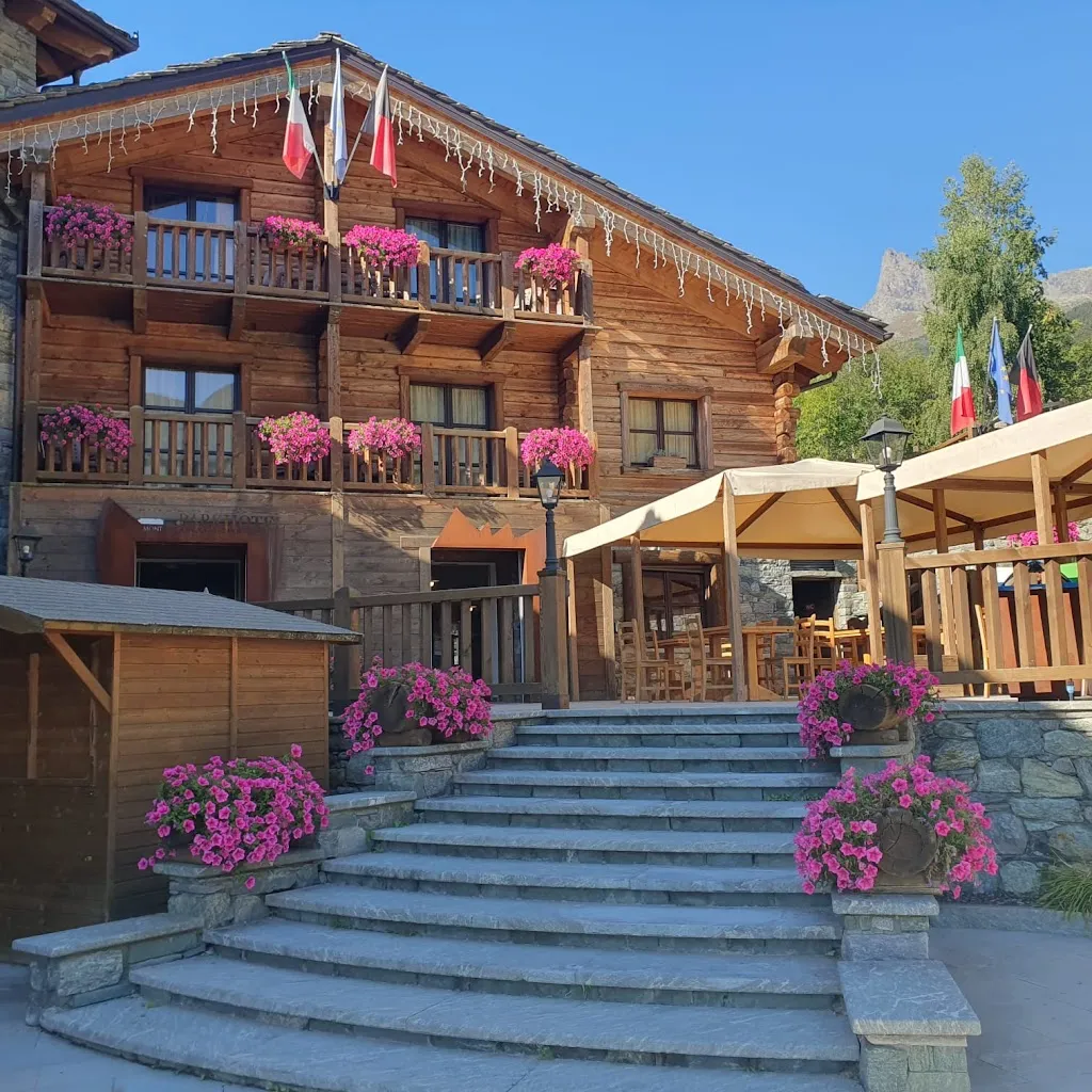 Silou Retreat restaurant in Champdepraz