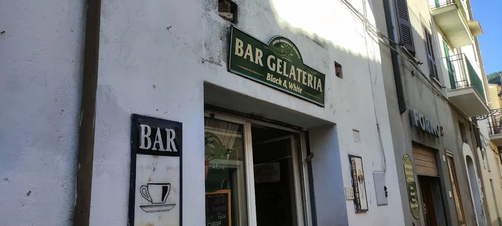 Sergio Maiorana_Bar gelateria Black & White_Scandriglia_review