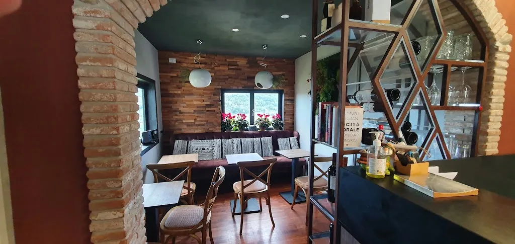 Al chiosco_ coffee & Cocktail Bar restaurant in Toffia