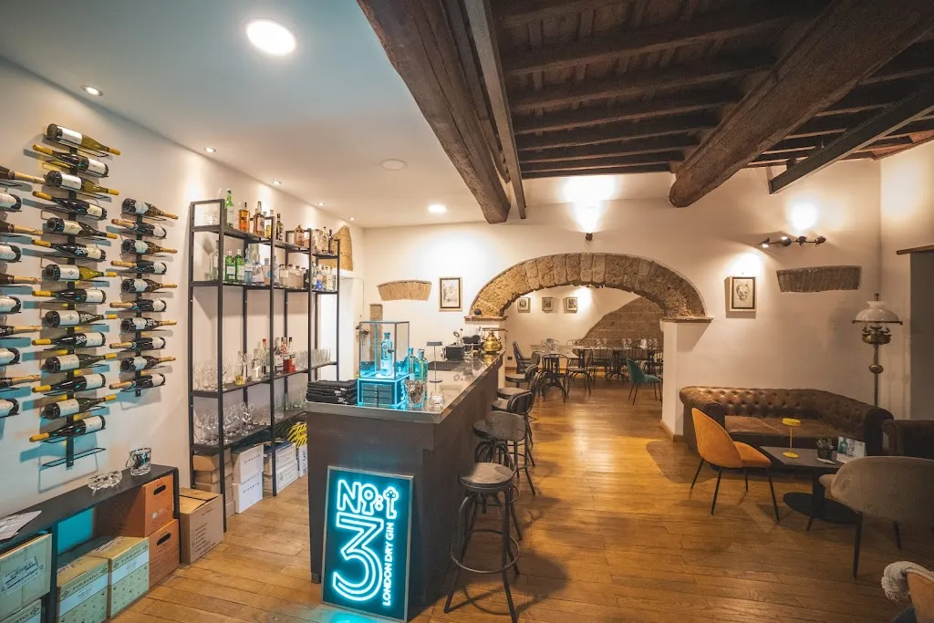 JinTo Bistrot & EnoGintoneria restaurant in Sutri