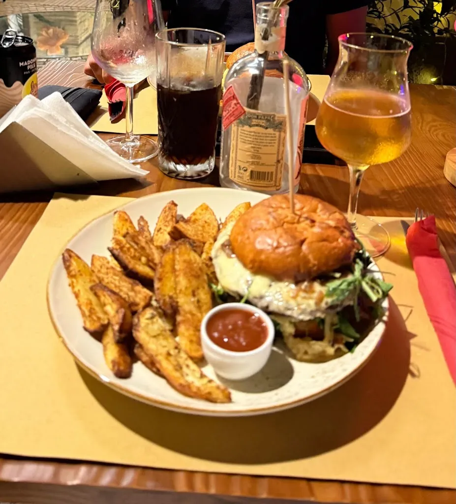 Hen ry_IL LOCALE di nome e di fatto_Tarquinia_review