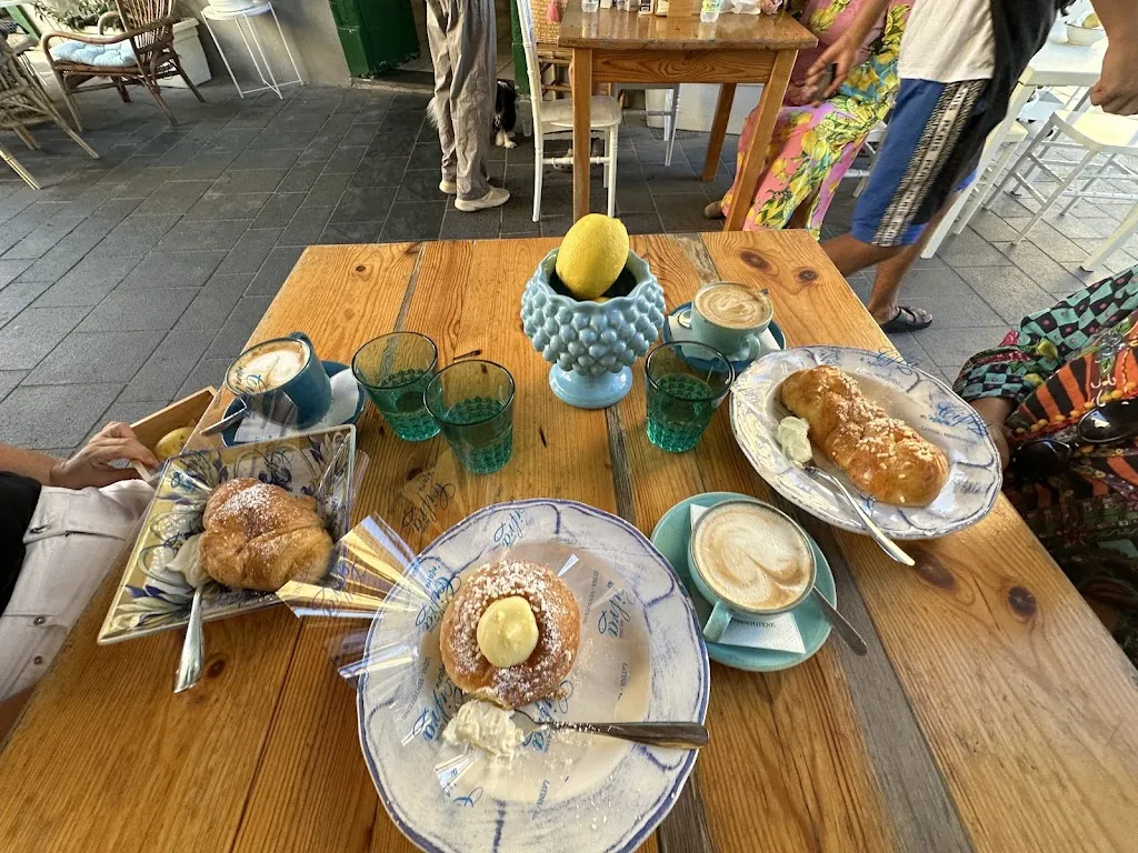 Matteo Casilli_Zi' Amalia Cifra a Mare_Ventotene_review